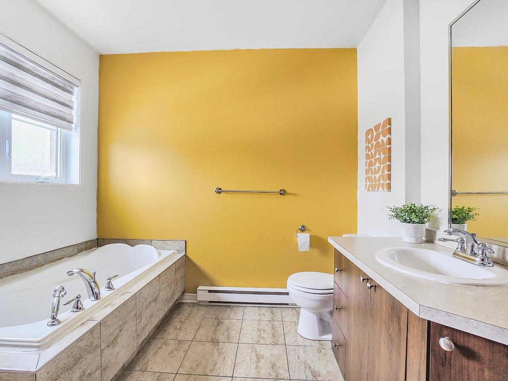 









256


Rue des Lys

,
Saint-Eustache,




QC
J7P0C7

