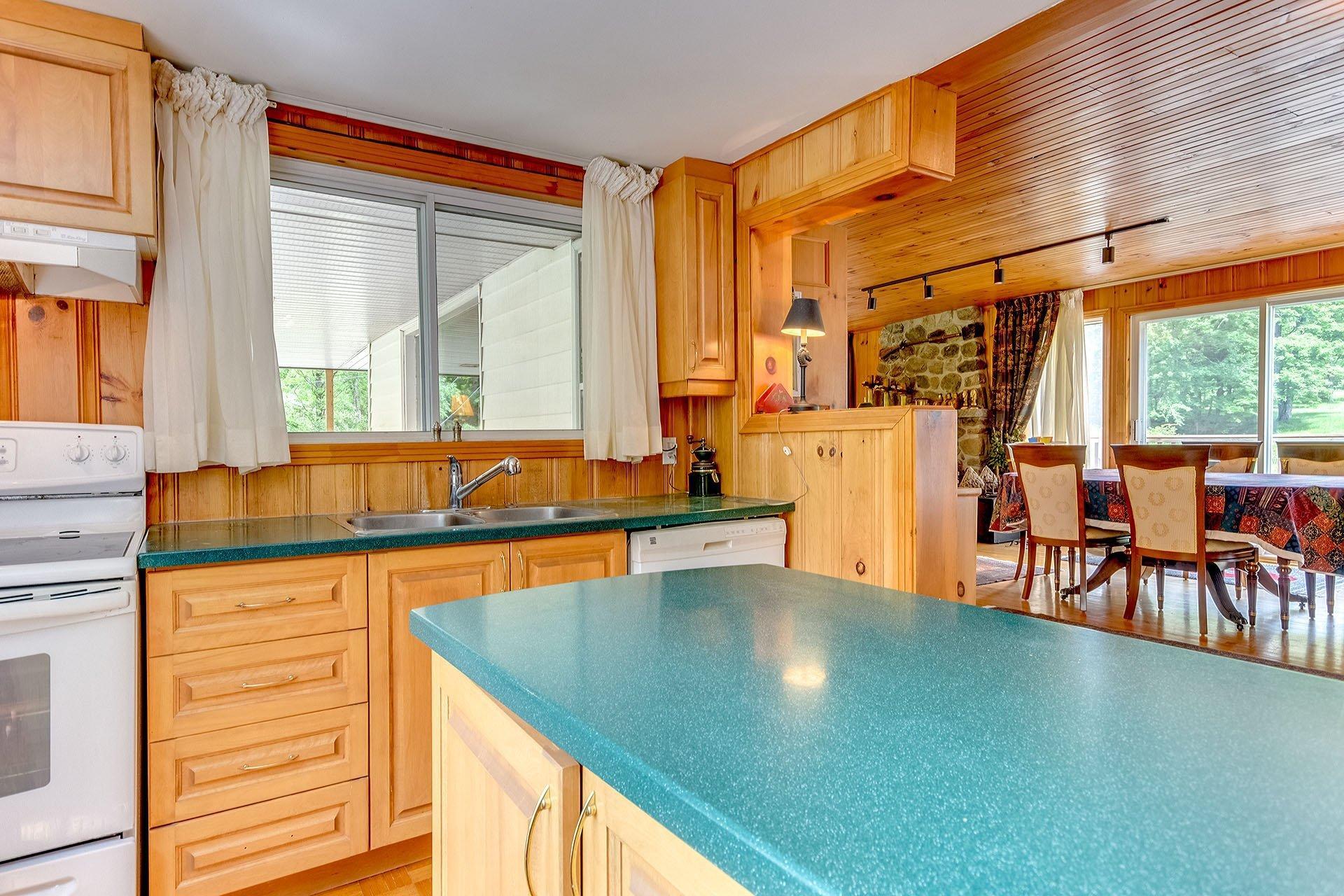 









35


Rue Academy

,
Sutton,




QC
J0E2K0

