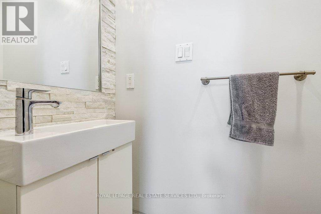 












17 CLOCKWORK LANE

,
Toronto,




Ontario
M8Y4H5

