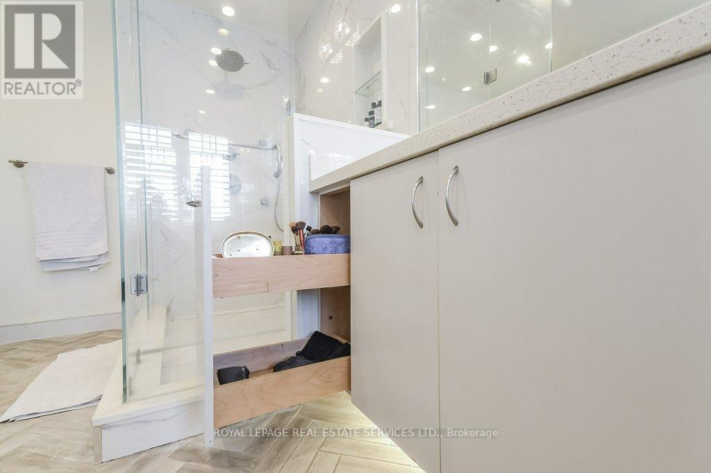 












17 CLOCKWORK LANE

,
Toronto,




Ontario
M8Y4H5

