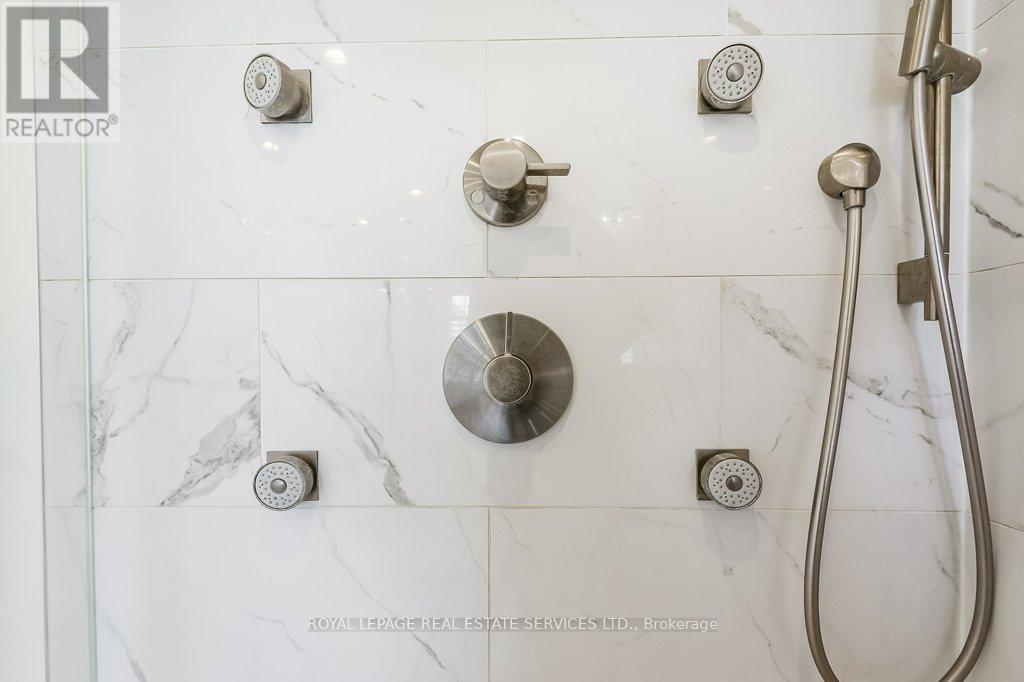 












17 CLOCKWORK LANE

,
Toronto,




Ontario
M8Y4H5

