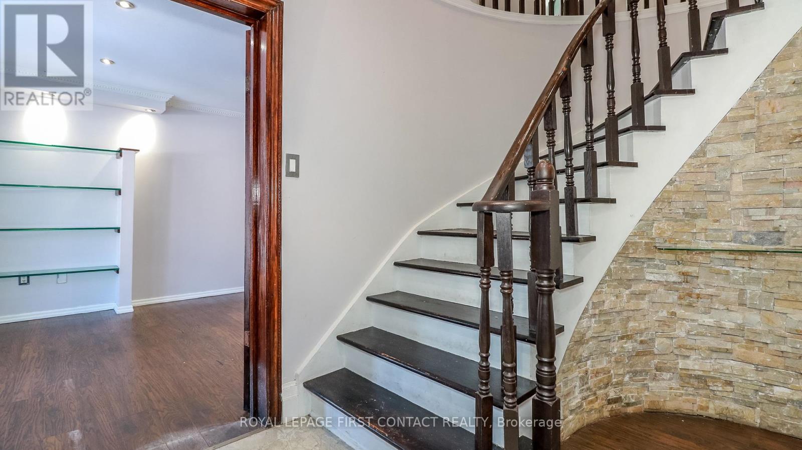 












104 BROWN STREET

,
Barrie,




Ontario
L4N7V6

