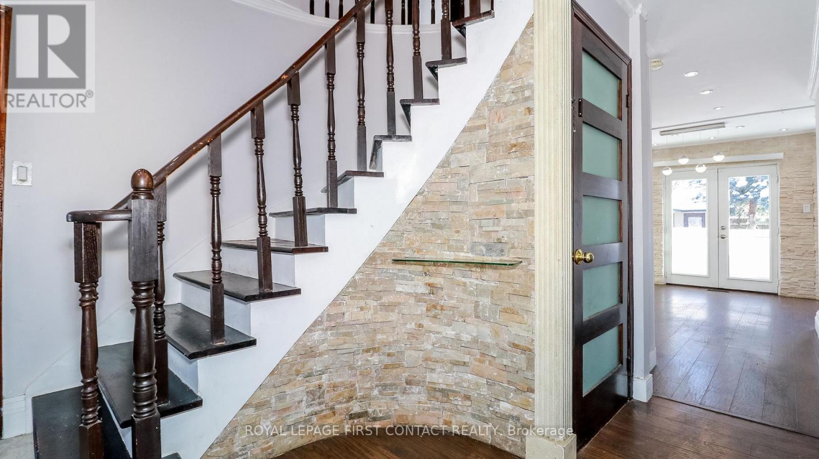












104 BROWN STREET

,
Barrie,




Ontario
L4N7V6

