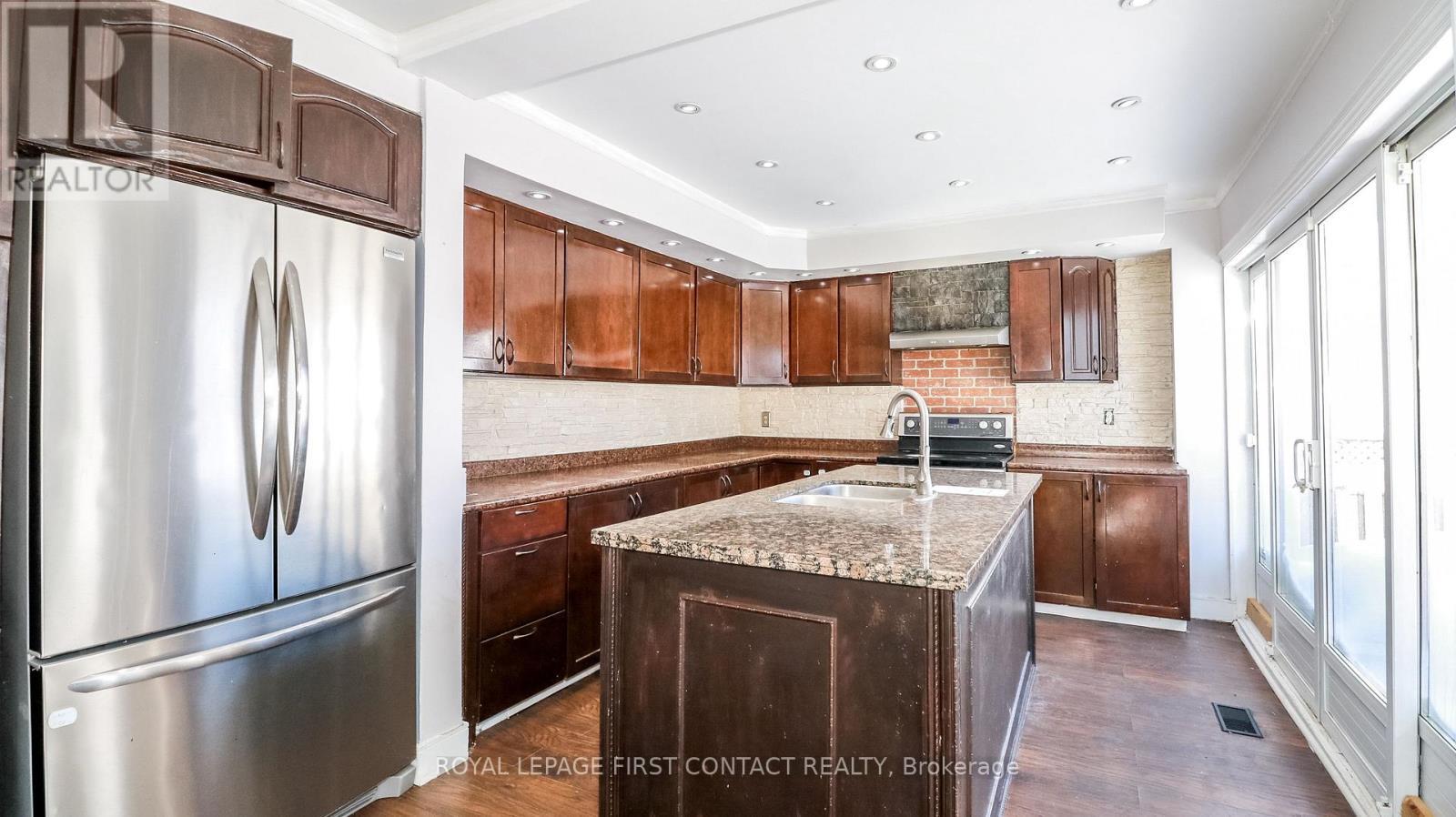 












104 BROWN STREET

,
Barrie,




Ontario
L4N7V6

