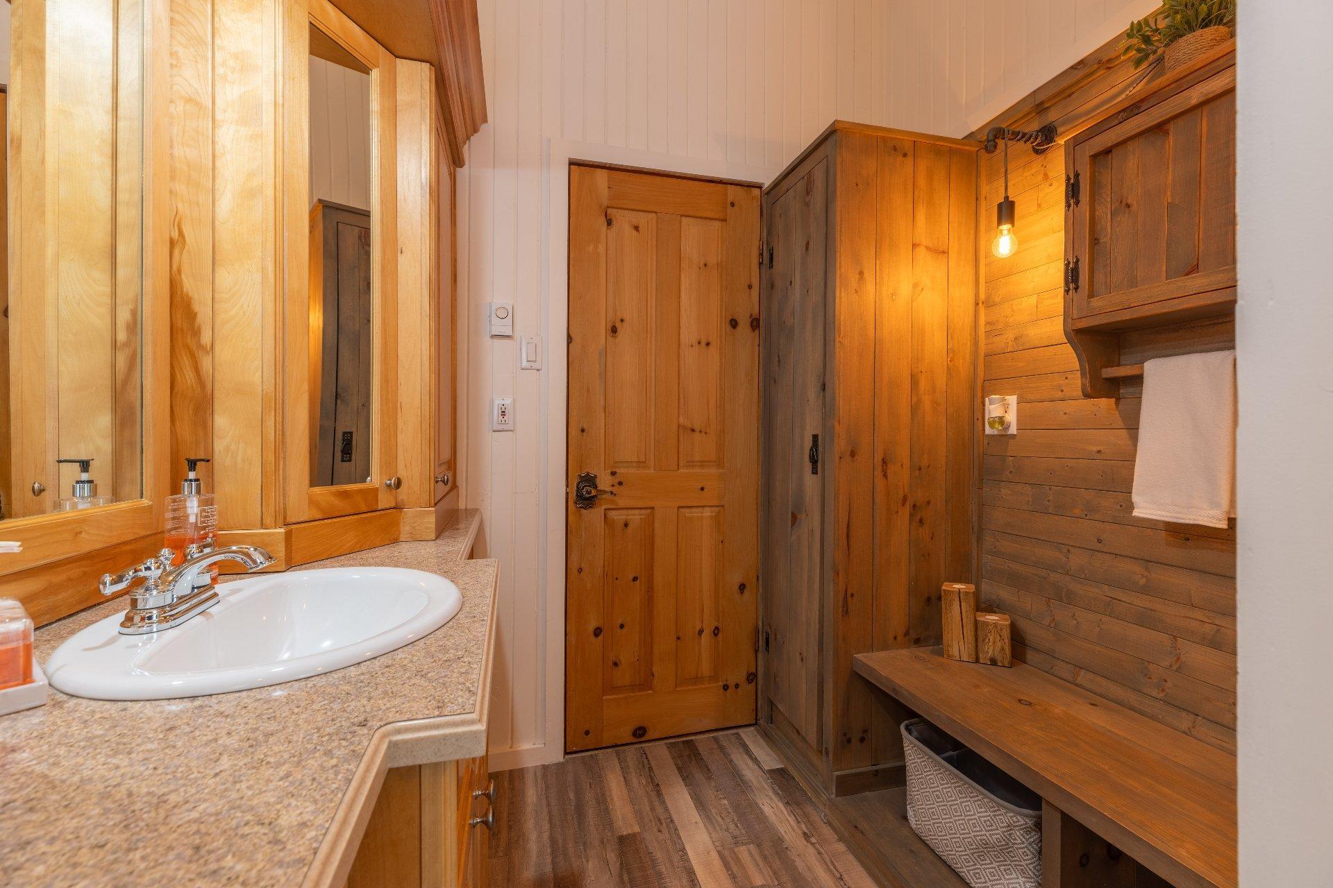 









1470


Ch. du Lac-St-Stanislas S.

,
Saint-Zénon,




QC
J0K3N0

