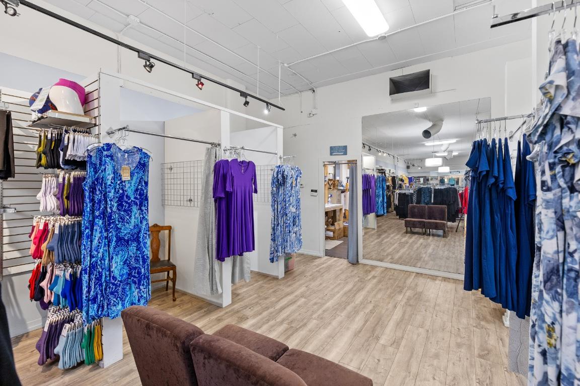 









541


Bernard

Avenue,
Kelowna,




BC
V1Y 6N9

