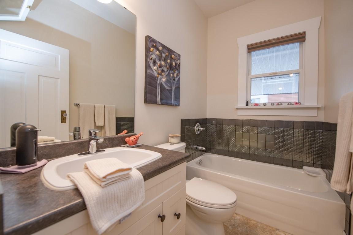









2402


35

Avenue,
Vernon,




BC
V1T 2S4

