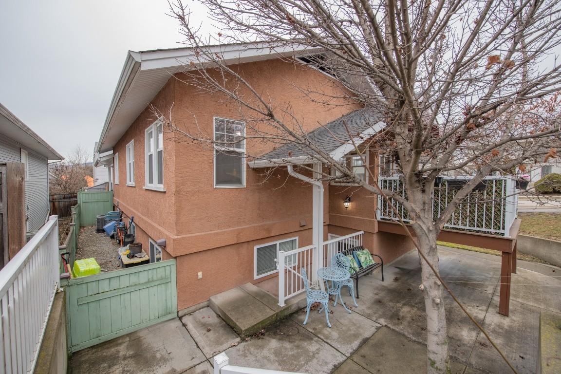 









2402


35

Avenue,
Vernon,




BC
V1T 2S4

