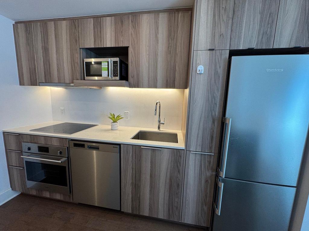 









101


Rue Peel

, 2059,
Montréal (Le Sud-Ouest),




QC
H3C0Y1

