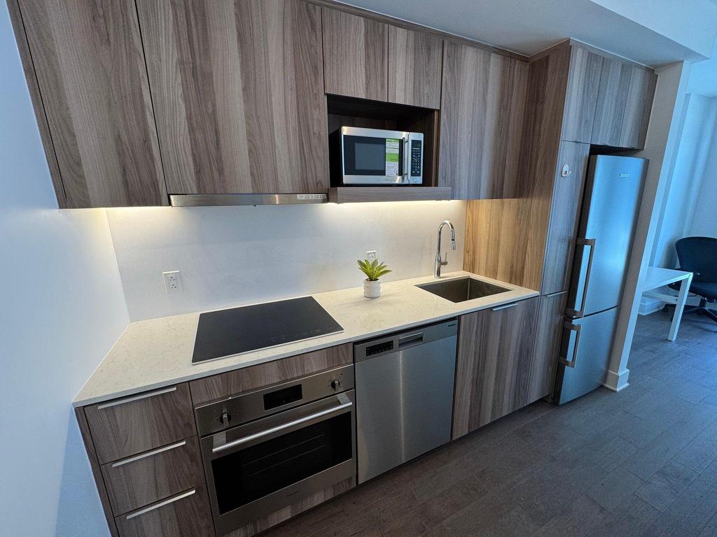 









101


Rue Peel

, 2059,
Montréal (Le Sud-Ouest),




QC
H3C0Y1

