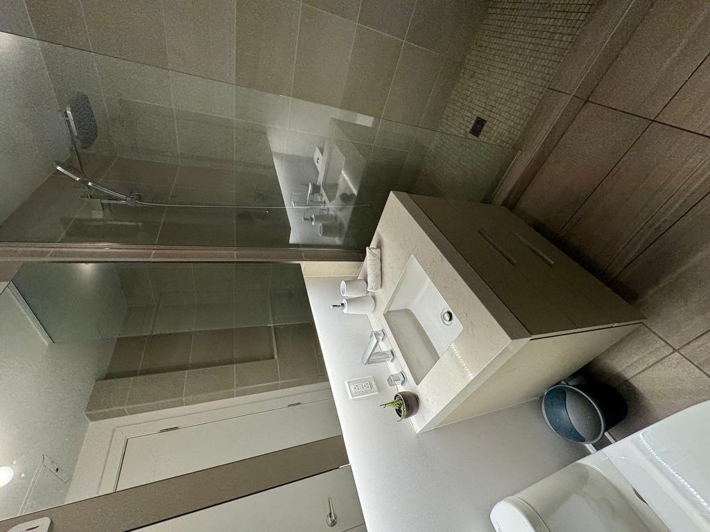 









101


Rue Peel

, 2059,
Montréal (Le Sud-Ouest),




QC
H3C0Y1

