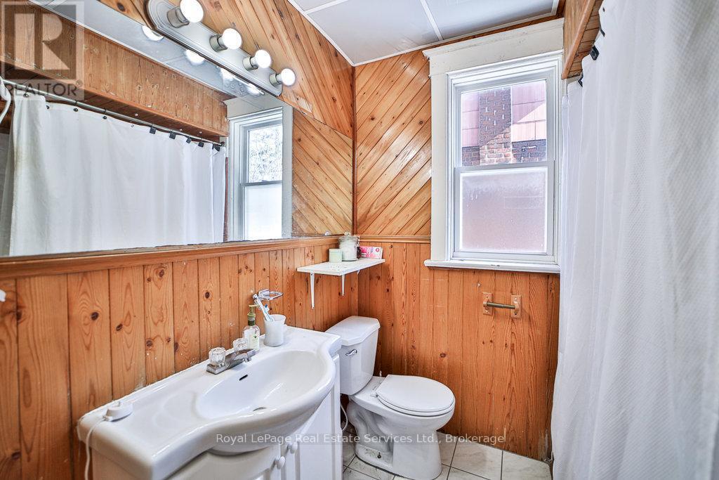 












1105 KING STREET W

,
Hamilton (Westdale),




Ontario
L8S1L8

