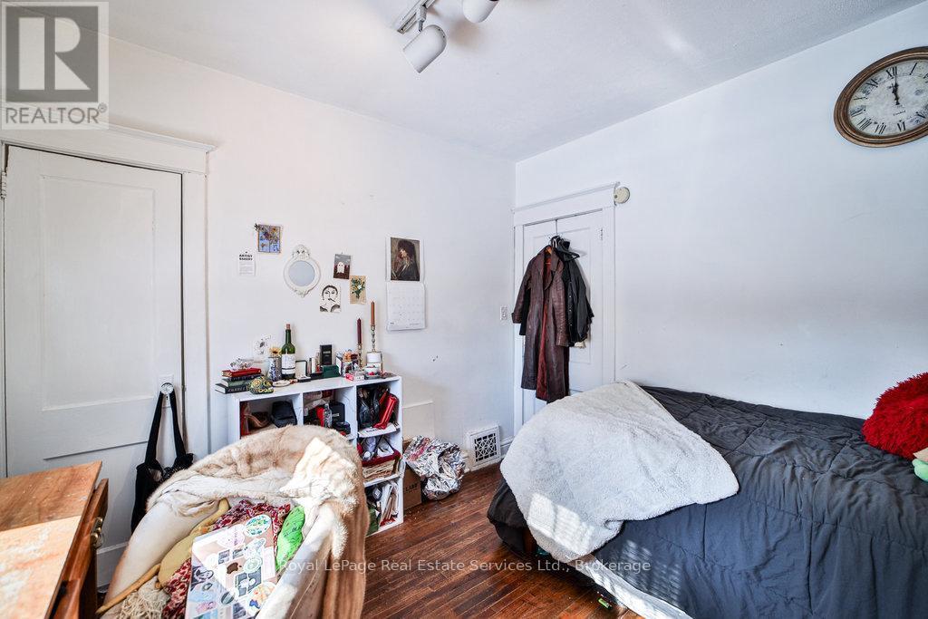 












1105 KING STREET W

,
Hamilton (Westdale),




Ontario
L8S1L8

