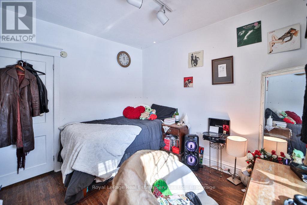 












1105 KING STREET W

,
Hamilton (Westdale),




Ontario
L8S1L8


