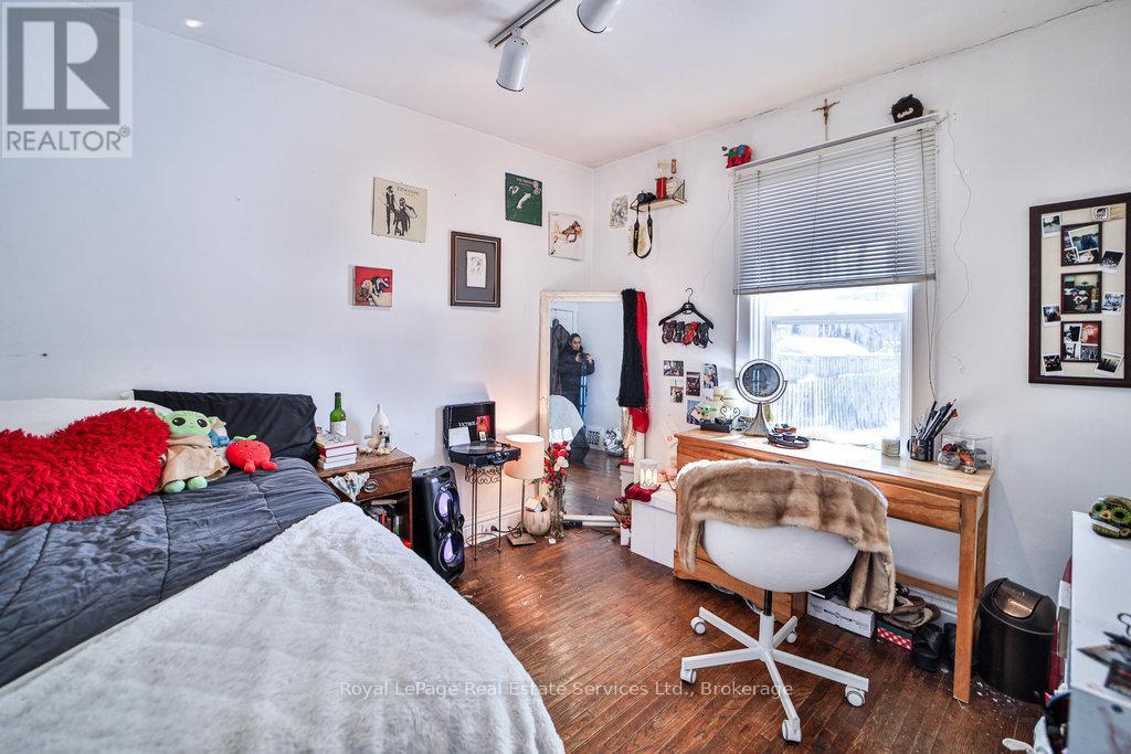 












1105 KING STREET W

,
Hamilton (Westdale),




Ontario
L8S1L8

