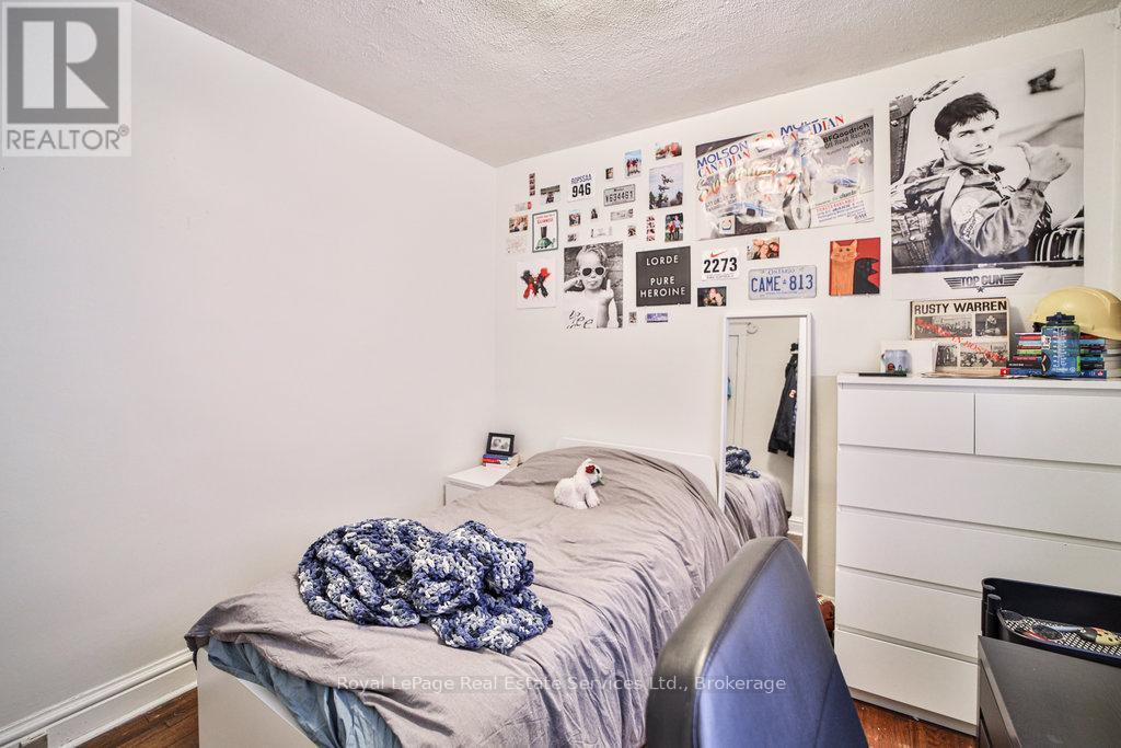 












1105 KING STREET W

,
Hamilton (Westdale),




Ontario
L8S1L8

