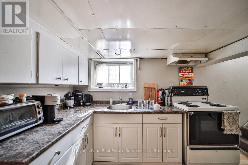 












1105 KING STREET W

,
Hamilton (Westdale),




Ontario
L8S1L8

