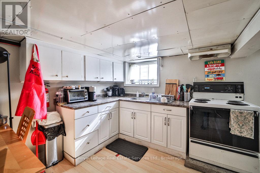 












1105 KING STREET W

,
Hamilton (Westdale),




Ontario
L8S1L8


