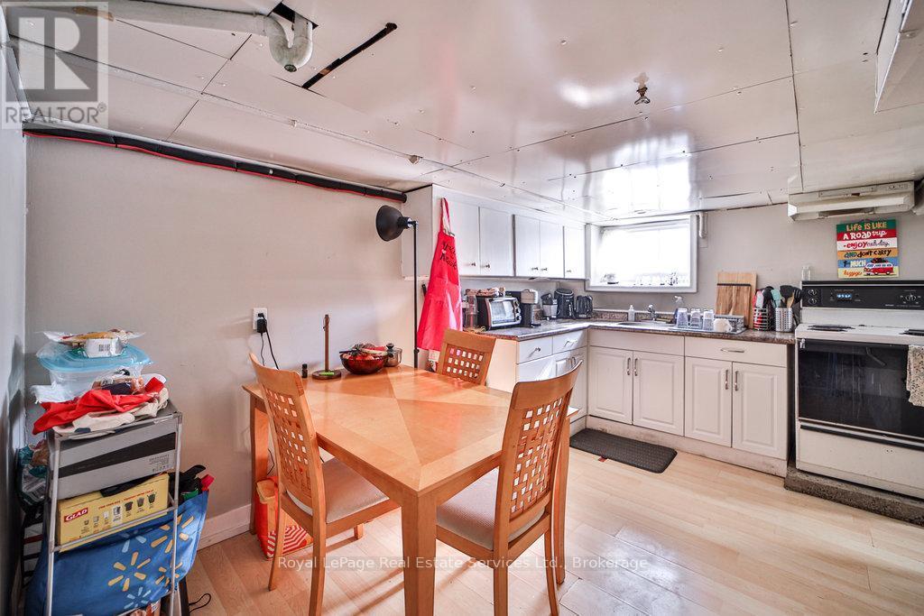 












1105 KING STREET W

,
Hamilton (Westdale),




Ontario
L8S1L8

