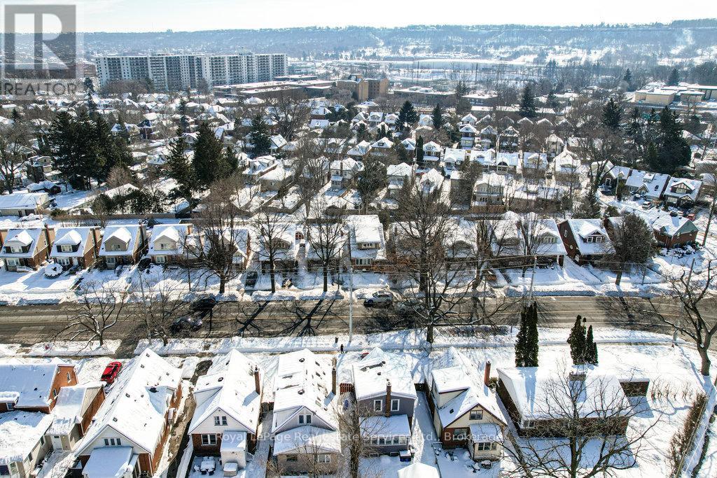 












1105 KING STREET W

,
Hamilton (Westdale),




Ontario
L8S1L8

