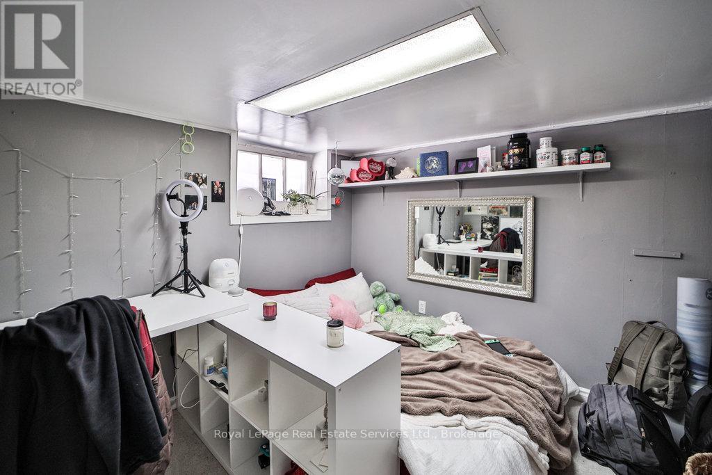 












1105 KING STREET W

,
Hamilton (Westdale),




Ontario
L8S1L8

