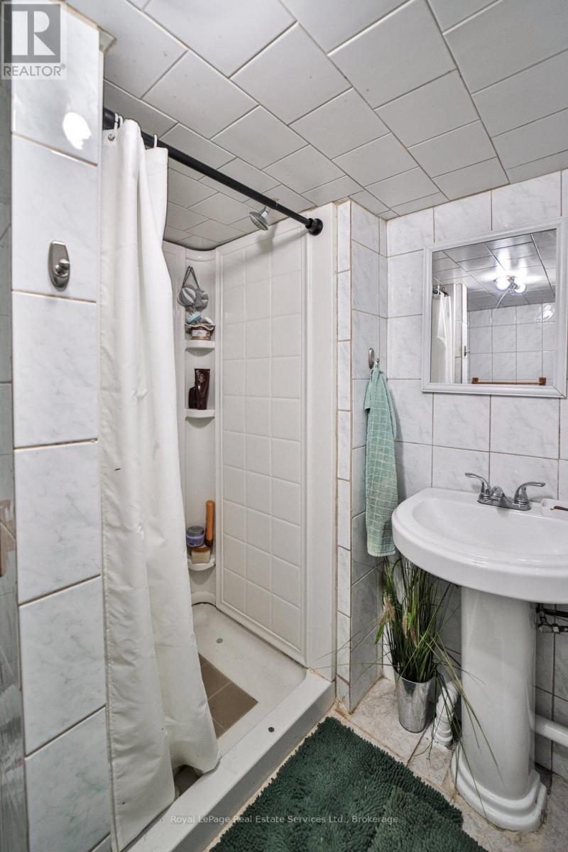 












1105 KING STREET W

,
Hamilton (Westdale),




Ontario
L8S1L8

