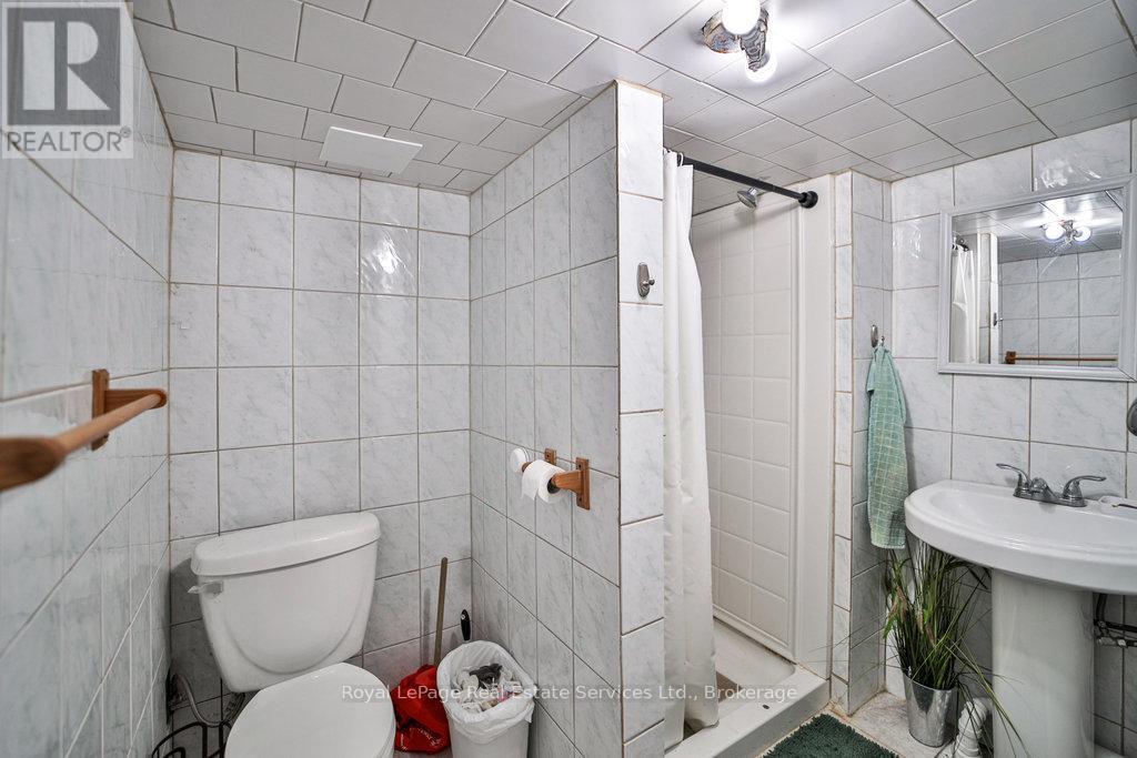 












1105 KING STREET W

,
Hamilton (Westdale),




Ontario
L8S1L8

