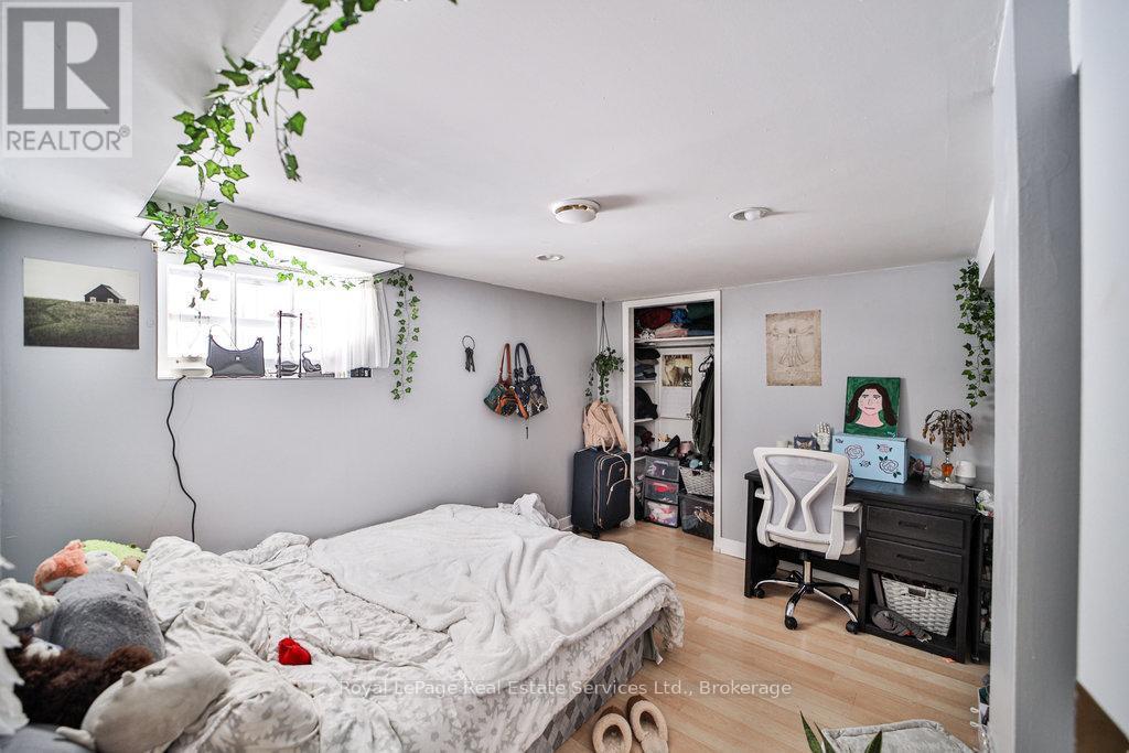 












1105 KING STREET W

,
Hamilton (Westdale),




Ontario
L8S1L8


