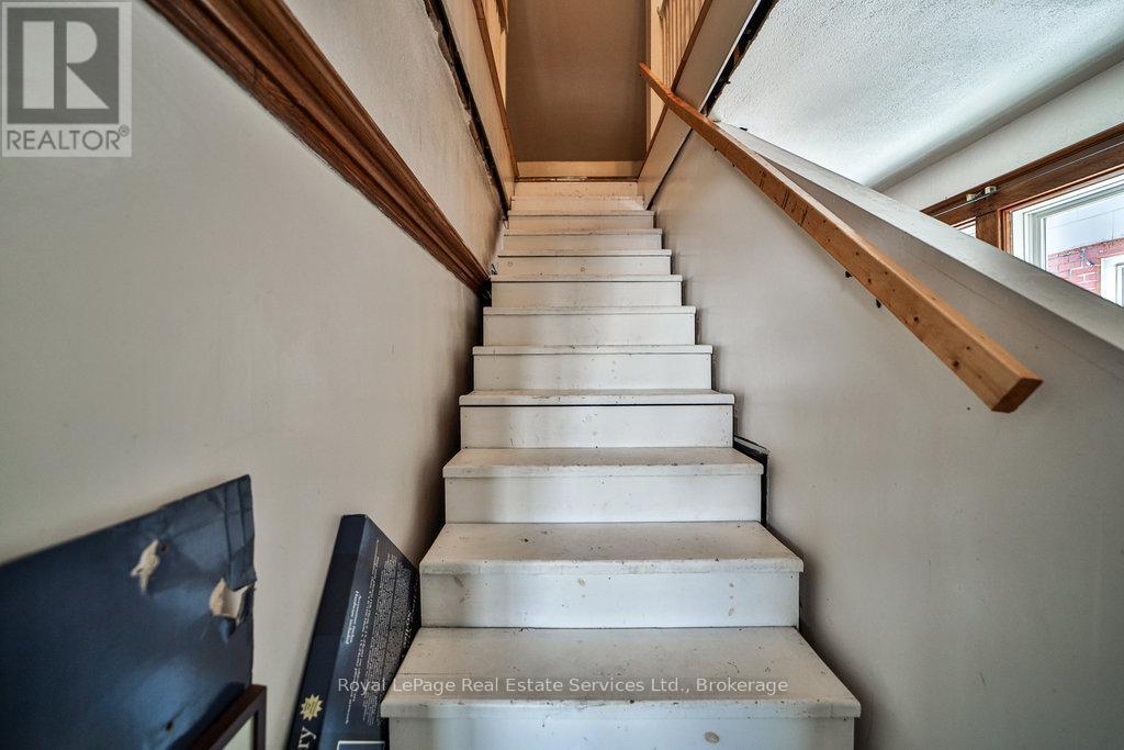 












1105 KING STREET W

,
Hamilton (Westdale),




Ontario
L8S1L8


