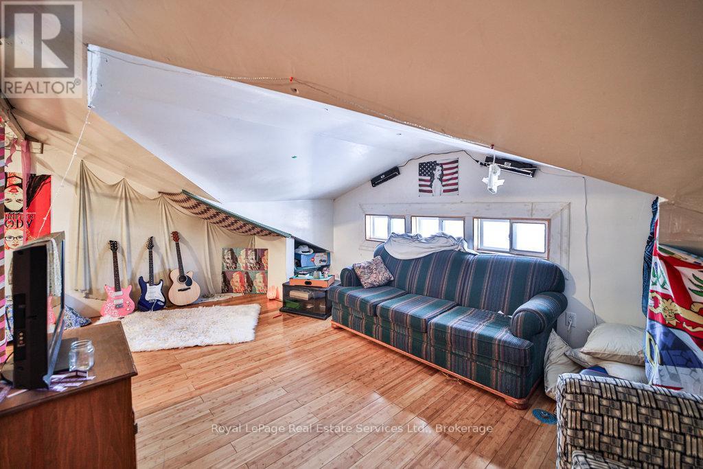 












1105 KING STREET W

,
Hamilton (Westdale),




Ontario
L8S1L8

