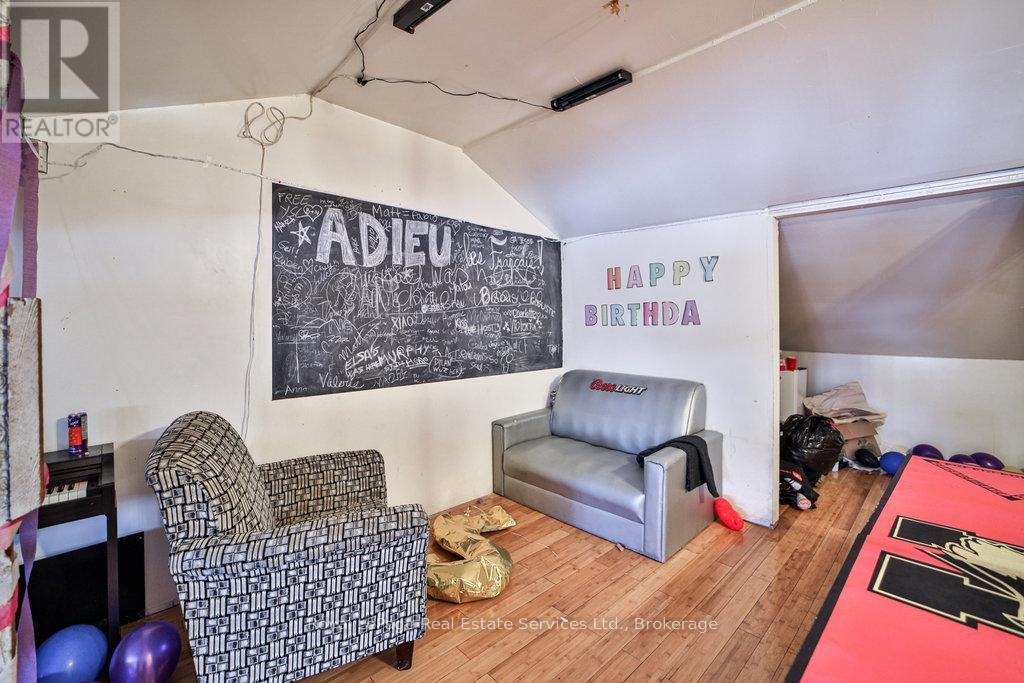 












1105 KING STREET W

,
Hamilton (Westdale),




Ontario
L8S1L8

