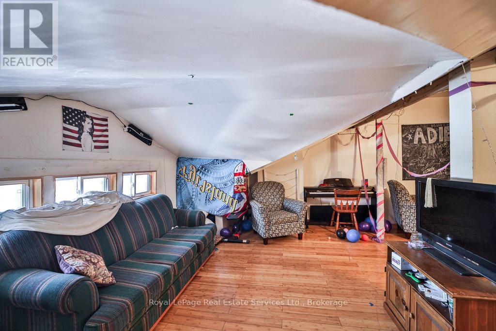 












1105 KING STREET W

,
Hamilton (Westdale),




Ontario
L8S1L8

