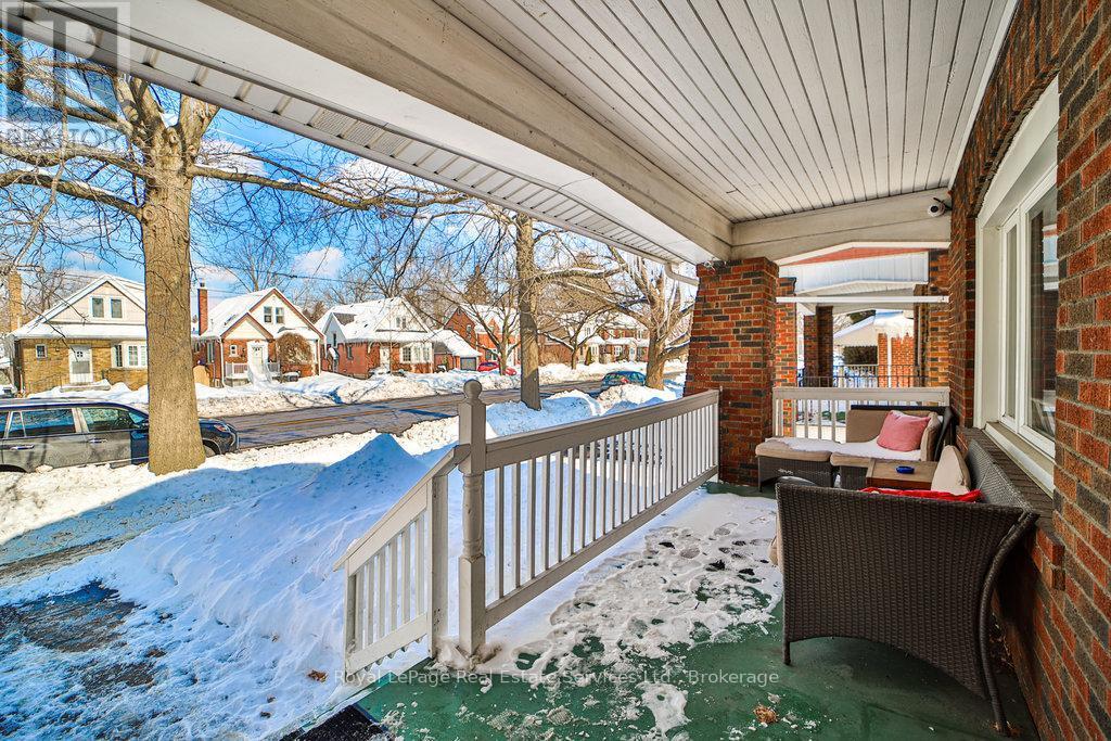 












1105 KING STREET W

,
Hamilton (Westdale),




Ontario
L8S1L8

