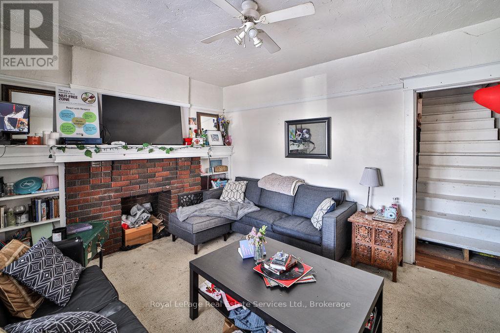 












1105 KING STREET W

,
Hamilton (Westdale),




Ontario
L8S1L8

