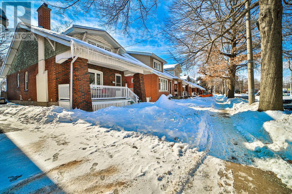 












1105 KING STREET W

,
Hamilton (Westdale),




Ontario
L8S1L8

