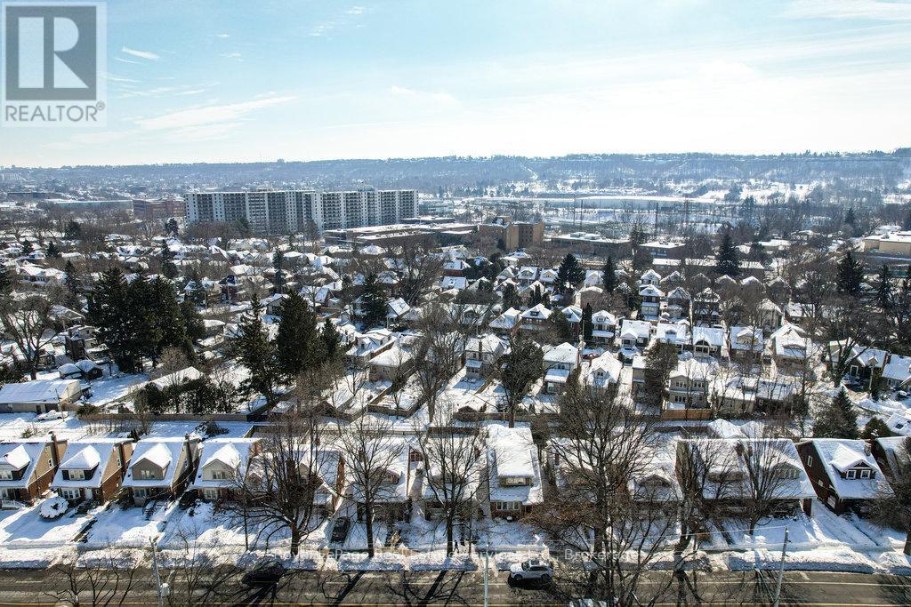 












1105 KING STREET W

,
Hamilton (Westdale),




Ontario
L8S1L8

