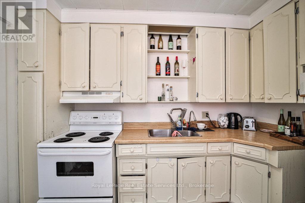












1105 KING STREET W

,
Hamilton (Westdale),




Ontario
L8S1L8

