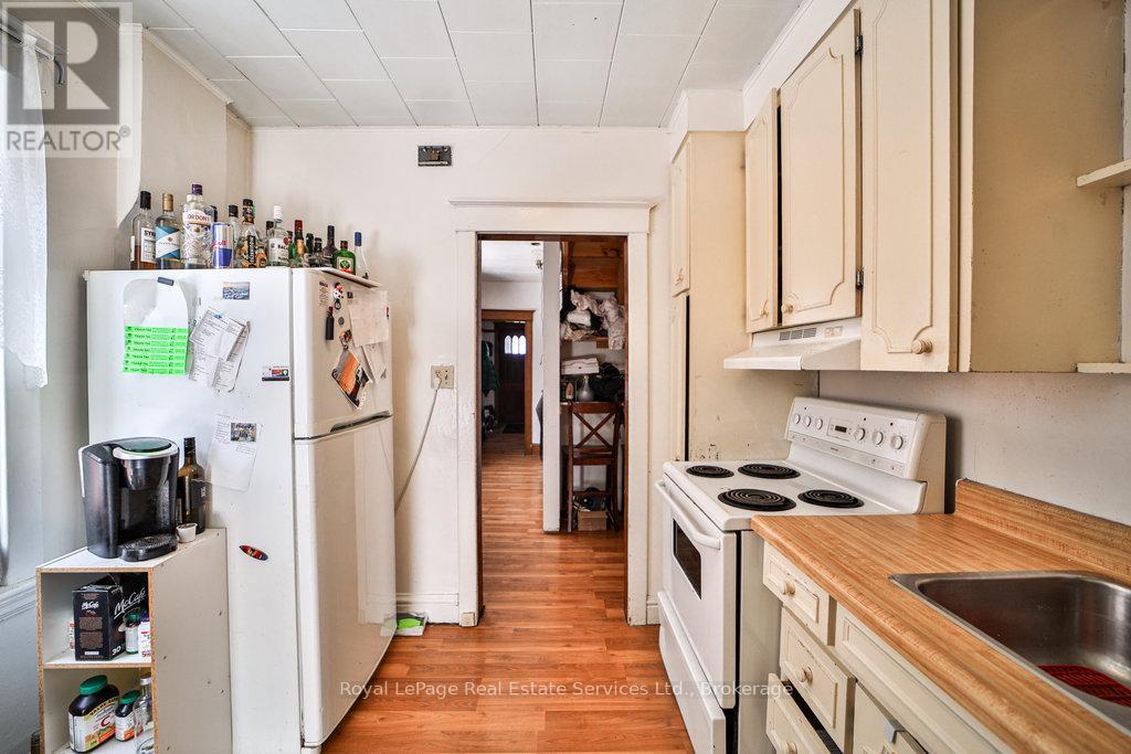 












1105 KING STREET W

,
Hamilton (Westdale),




Ontario
L8S1L8


