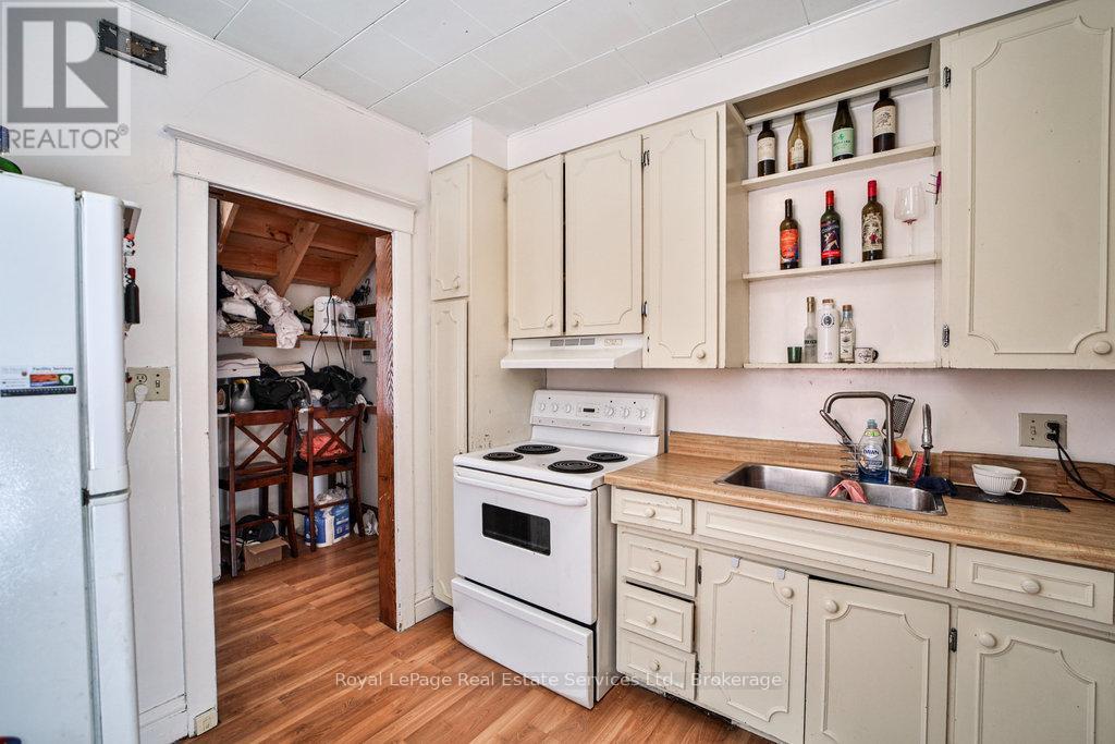












1105 KING STREET W

,
Hamilton (Westdale),




Ontario
L8S1L8

