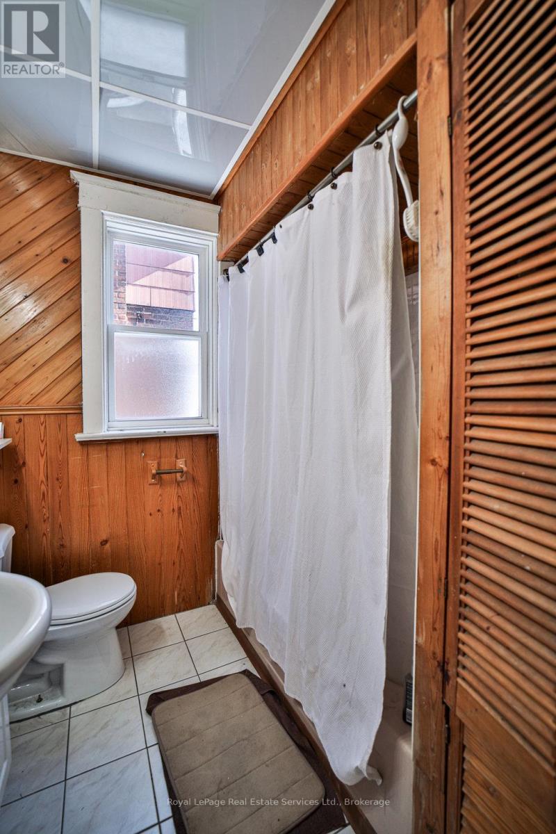 












1105 KING STREET W

,
Hamilton (Westdale),




Ontario
L8S1L8

