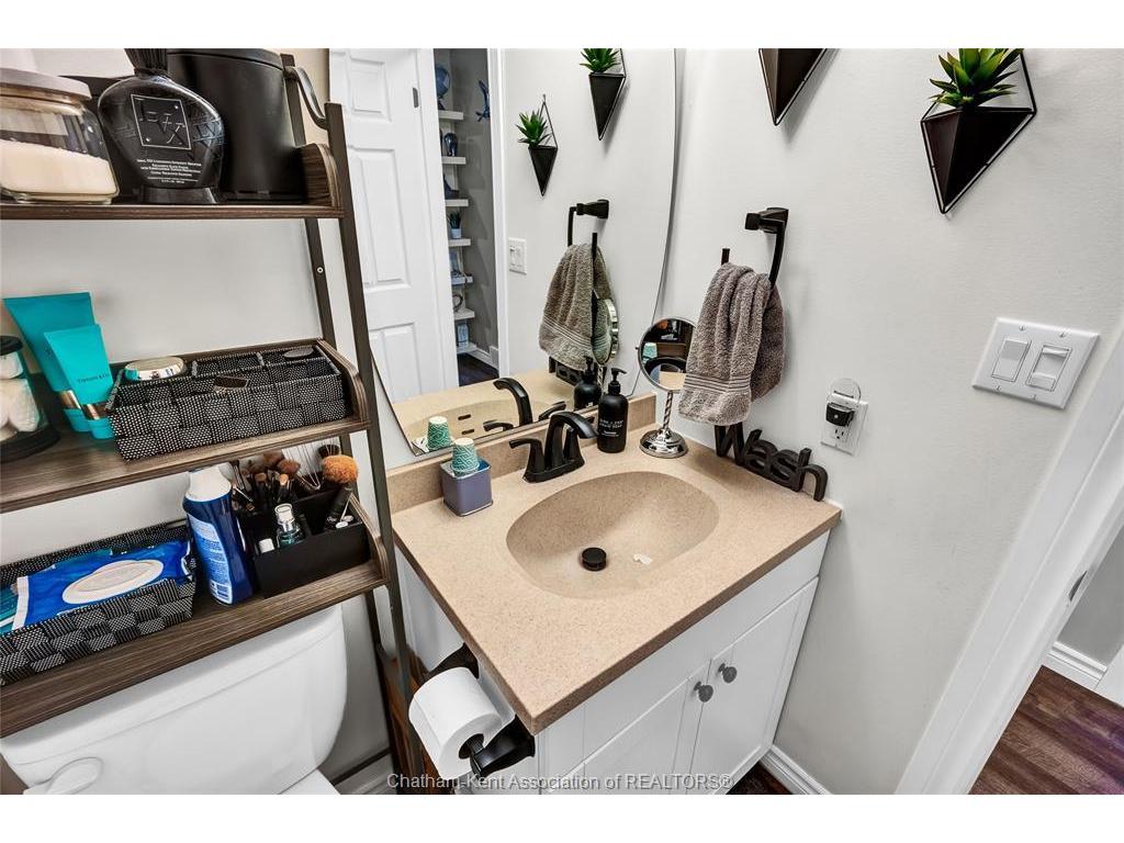 









695


Park

Avenue West, A,
Chatham,




ON
N7M1X3


