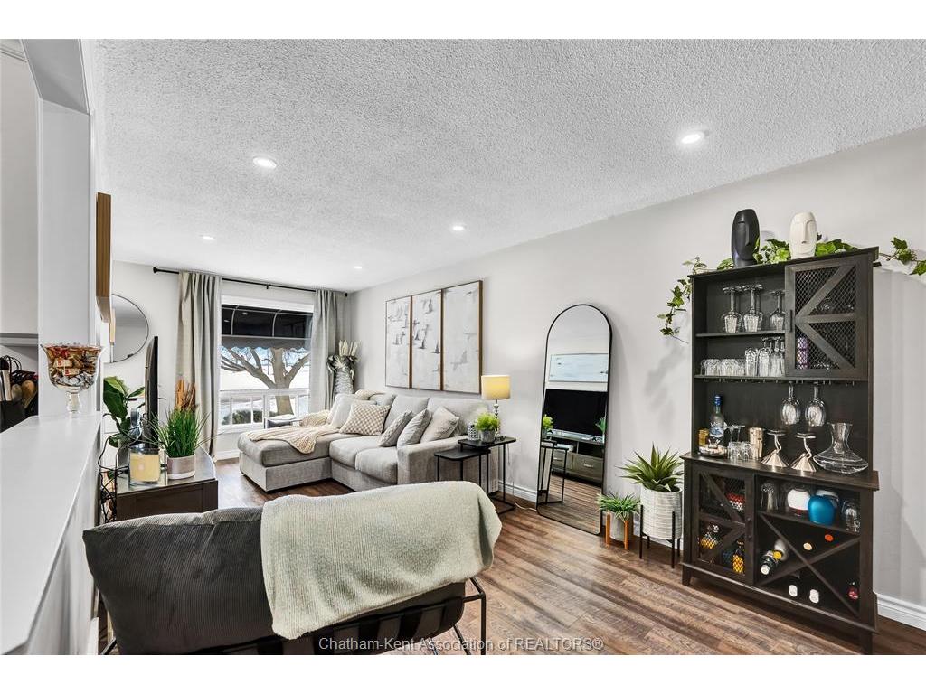 









695


Park

Avenue West, A,
Chatham,




ON
N7M1X3

