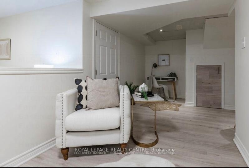 









256


Charlton

Avenue East,
Hamilton,




ON
L8N 1Z1

