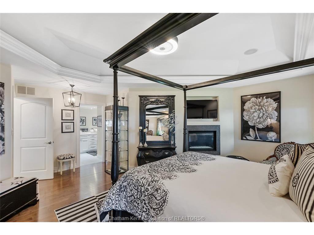 









335


ISLAND

Crescent,
Lighthouse Cove,




ON
N0P 2L0

