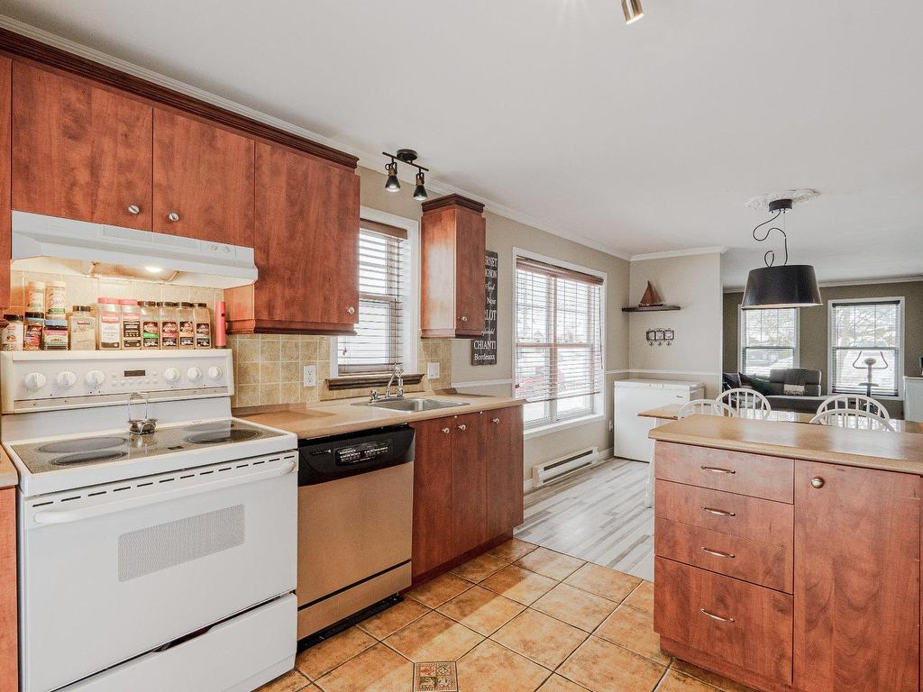 









6432

 - 6434


Rue du Président-Kennedy

,
Sherbrooke (Brompton/Rock Forest/Saint-Élie/Deauville),




QC
J1N4A8

