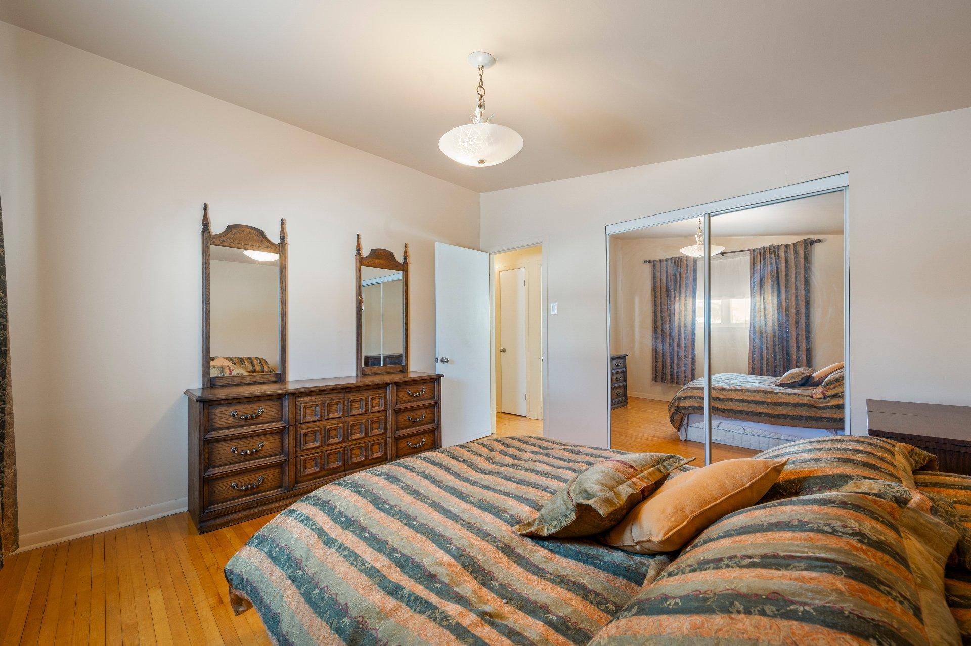 









234


Rue Vienne

,
Longueuil (Le Vieux-Longueuil),




QC
J4G1K6

