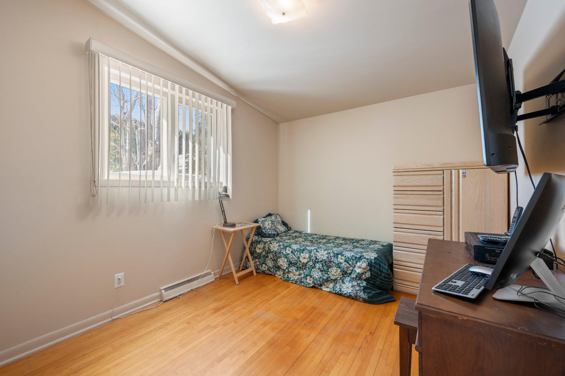 









234


Rue Vienne

,
Longueuil (Le Vieux-Longueuil),




QC
J4G1K6

