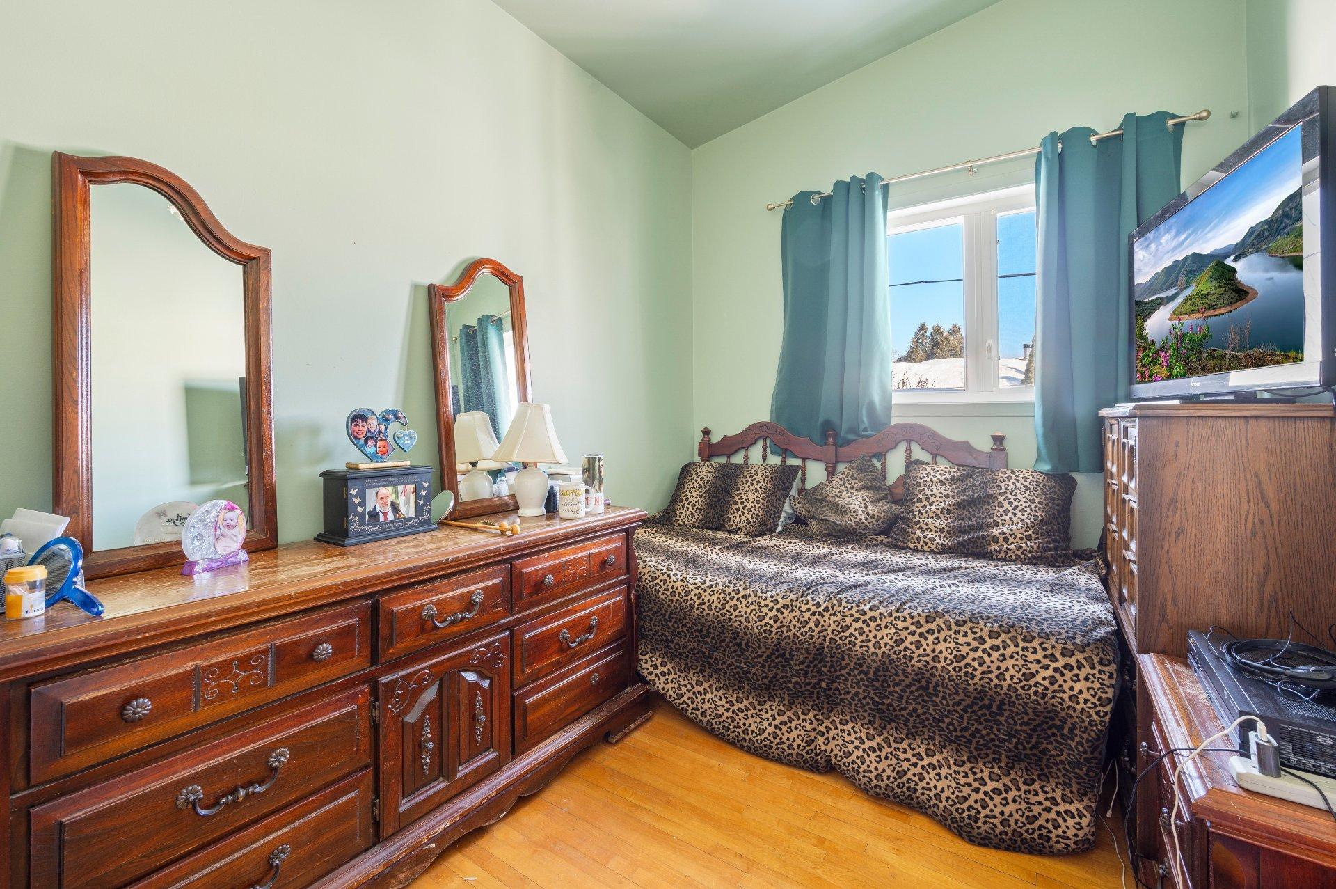 









234


Rue Vienne

,
Longueuil (Le Vieux-Longueuil),




QC
J4G1K6

