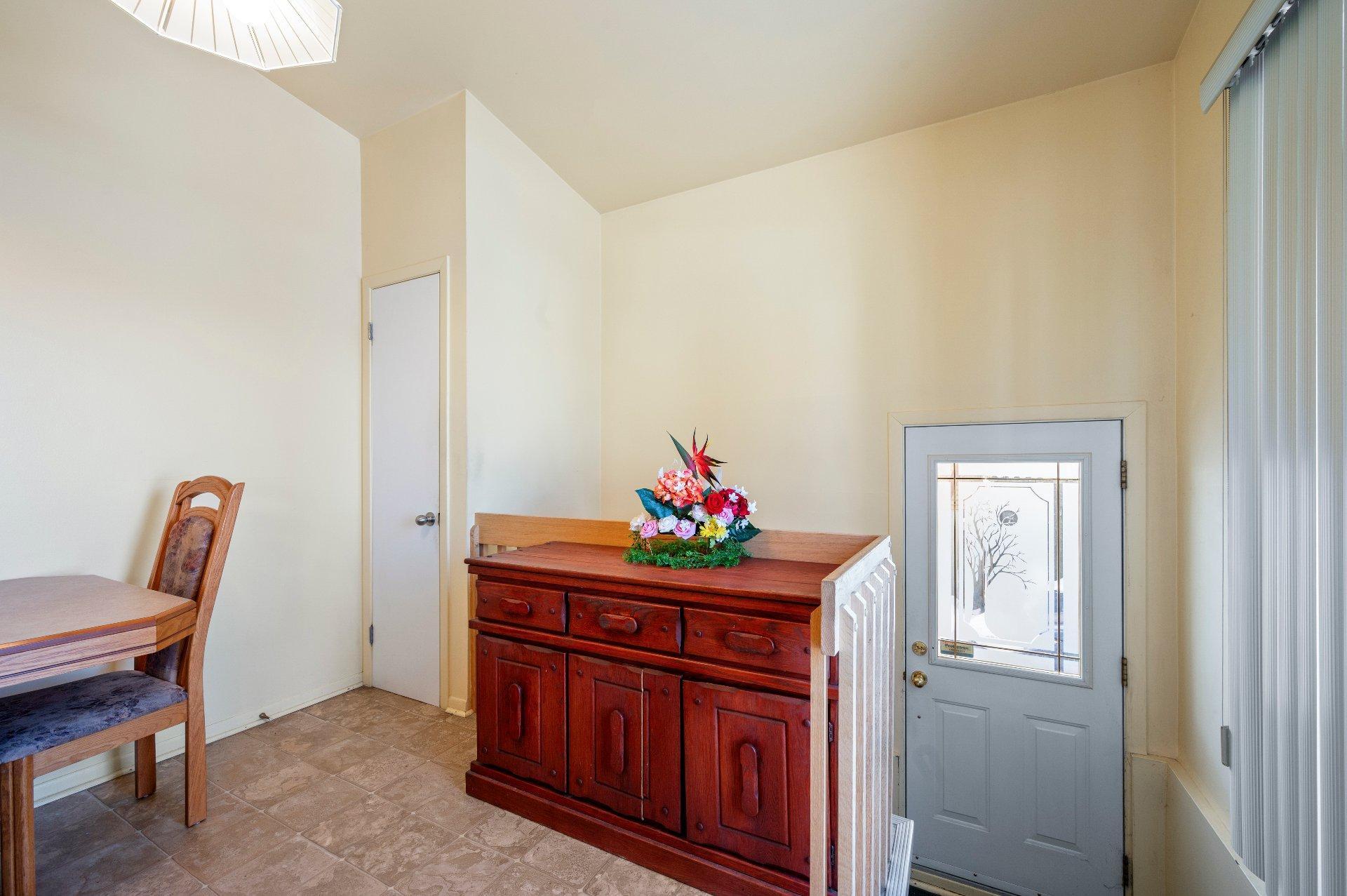 









234


Rue Vienne

,
Longueuil (Le Vieux-Longueuil),




QC
J4G1K6


