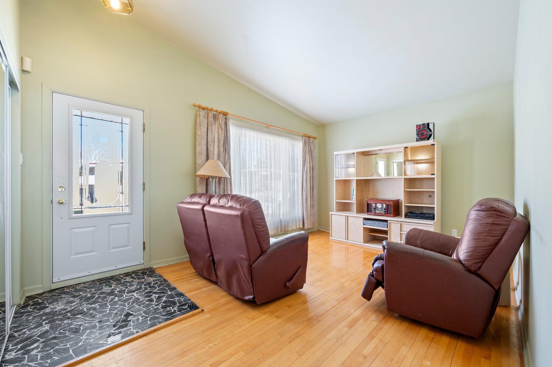









234


Rue Vienne

,
Longueuil (Le Vieux-Longueuil),




QC
J4G1K6

